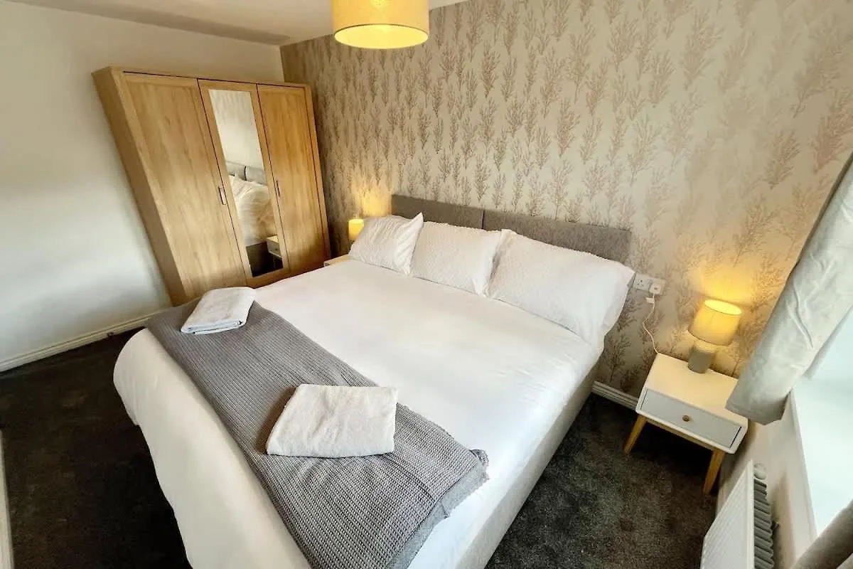 Coral House By Blue Skies Stays Thornaby on Tees