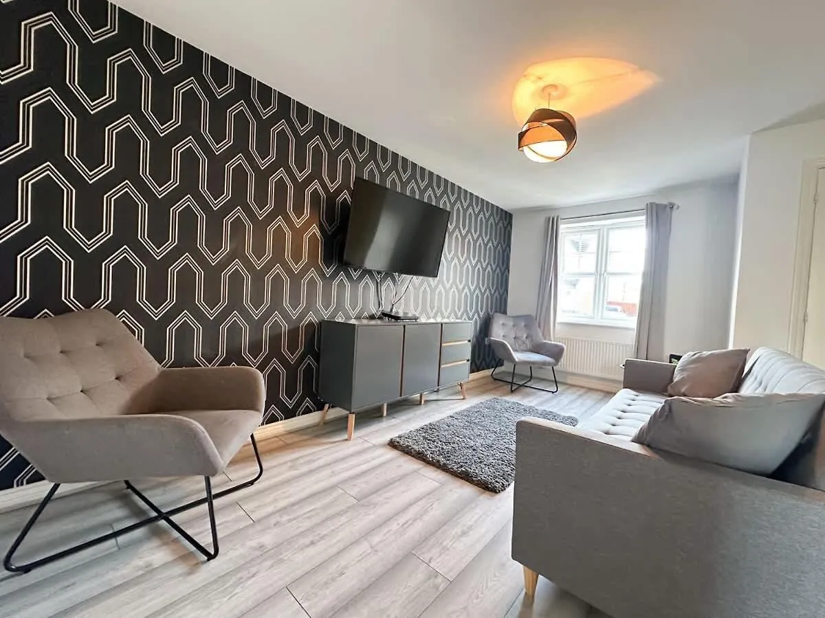 Coral House By Blue Skies Stays Thornaby on Tees